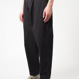 UNIVERSAL WORKS Pleated Track Twill Black - detalle de tejido