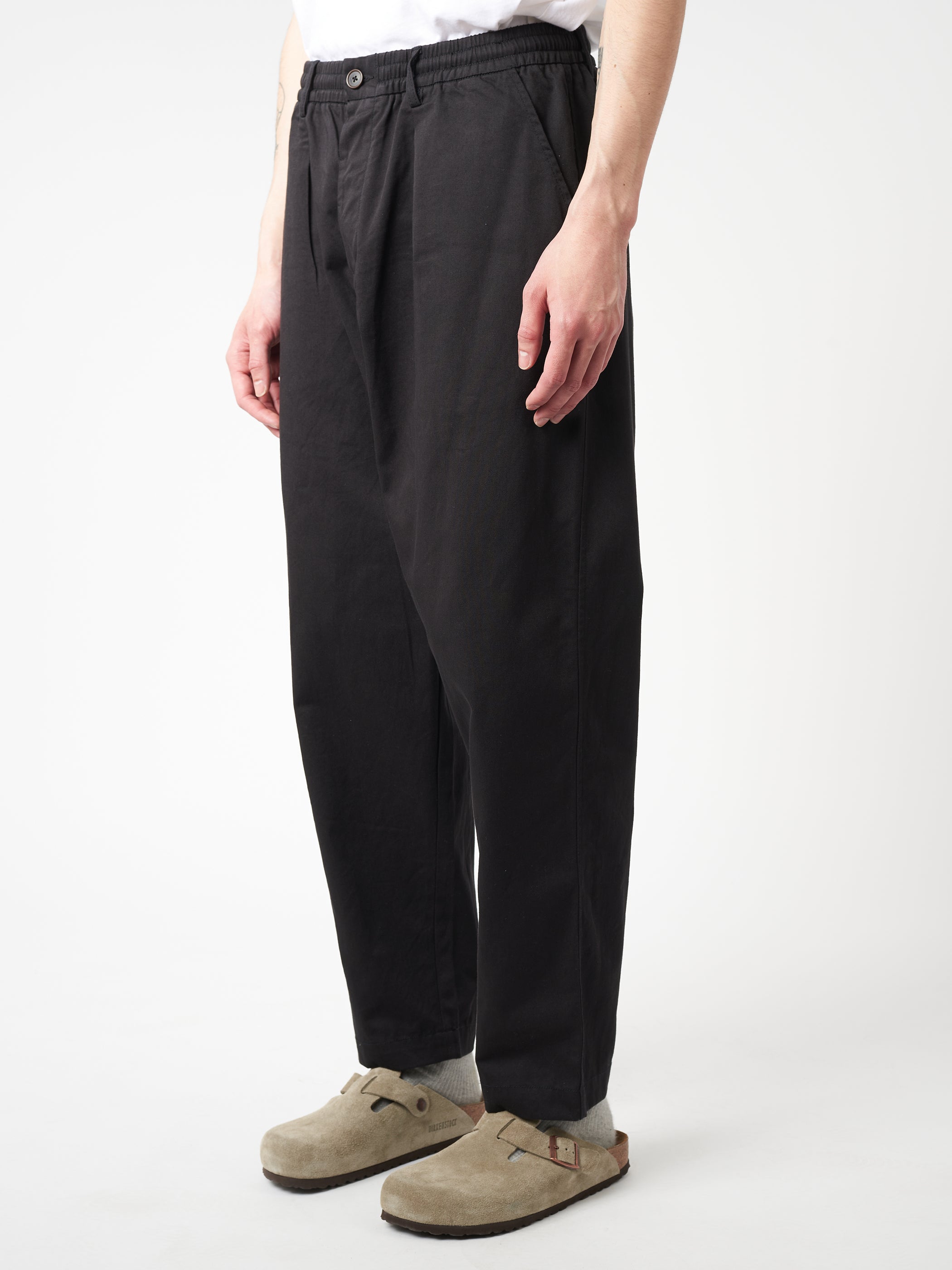 UNIVERSAL WORKS Pleated Track Twill Black - detalle de tejido