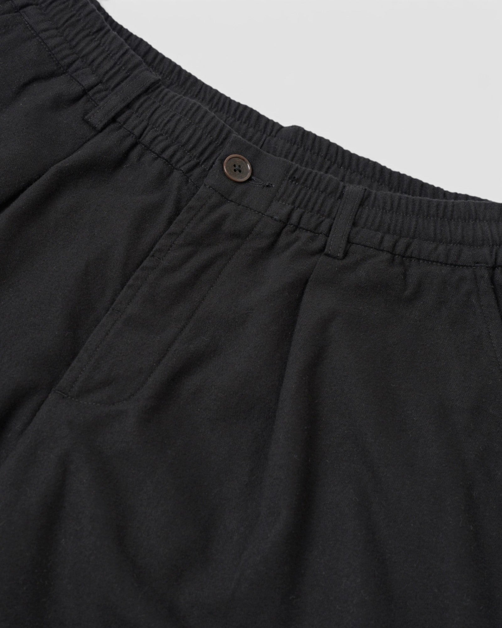 UNIVERSAL WORKS Pleated Track Brushed Moleskin Black - detalle