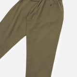 UNIVERSAL WORKS Pleated Track Brushed Moleskin Olive - espalda