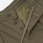UNIVERSAL WORKS Pleated Track Brushed Moleskin Olive - detalle
