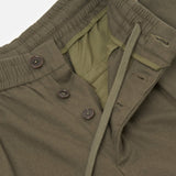UNIVERSAL WORKS Pleated Track Brushed Moleskin Olive - detalle