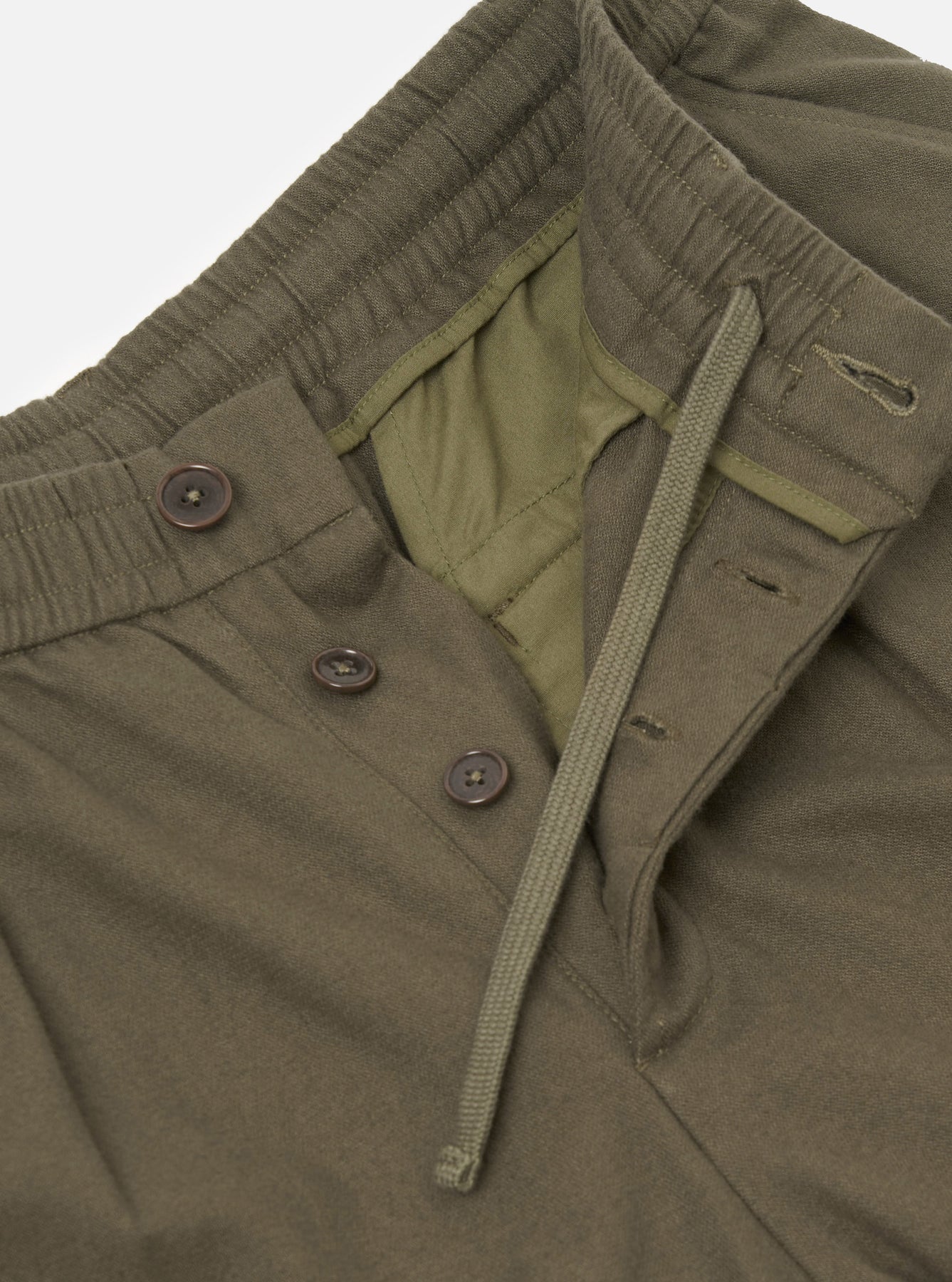 UNIVERSAL WORKS Pleated Track Brushed Moleskin Olive - detalle