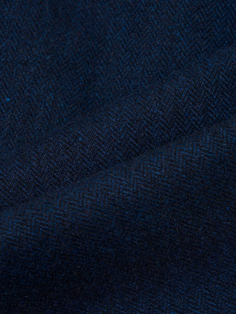 UNIVERSAL WORKS Pleated Track Wool Herringbone Navy - detalle del tejido