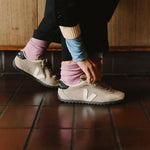 VEJA GT Suede Taupe Pierre detalle