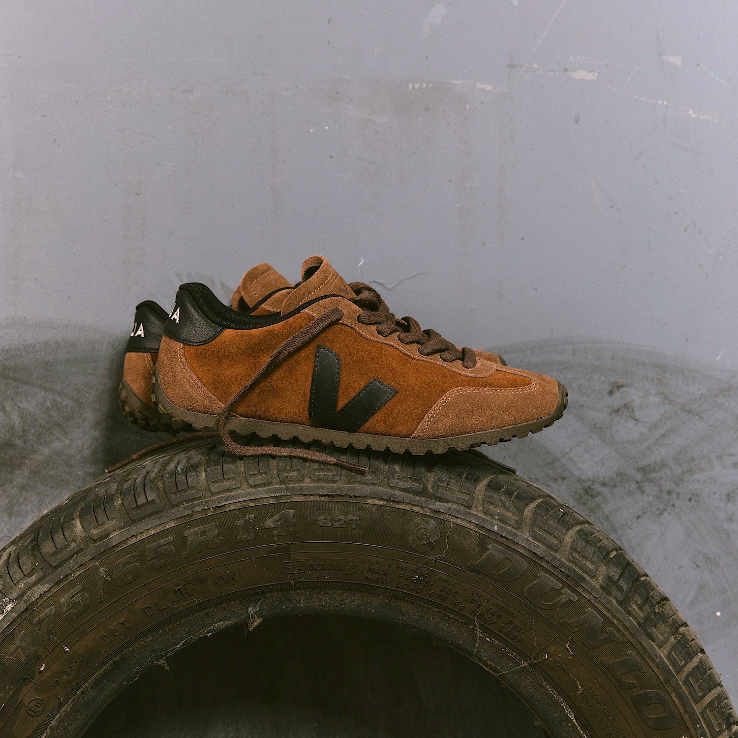VEJA GT Suede Cognac Black detalle
