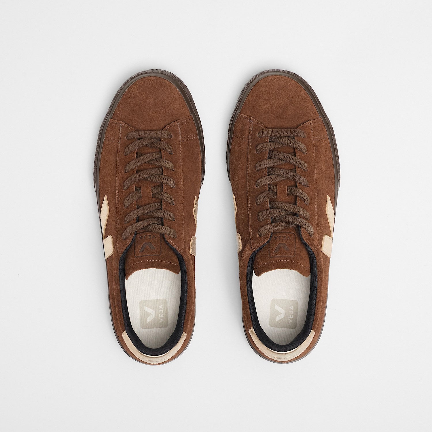 VEJA Campo Suede Walnut Platine Eagle detalle