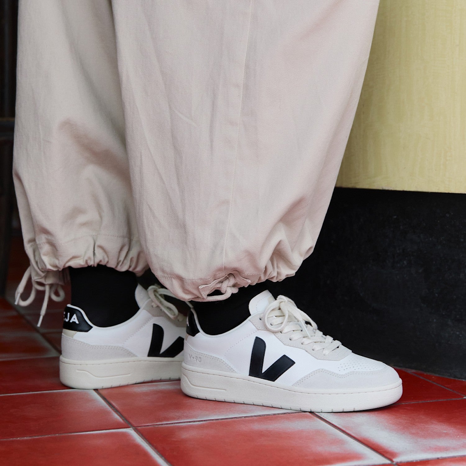 VEJA V-90 Leather White Black detalle