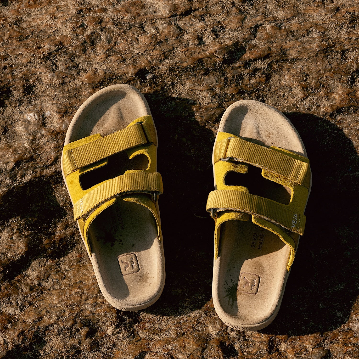 Sandalias VEJA Arpoador Suede Liquor Ocre