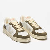 VEJA V-82 Leder-Sneaker in Weiß und Natur-Khaki