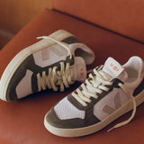 VEJA V-82 Leder-Sneaker in Weiß und Natur-Khaki