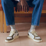 VEJA V-82 Leder-Sneaker in Weiß und Natur-Khaki