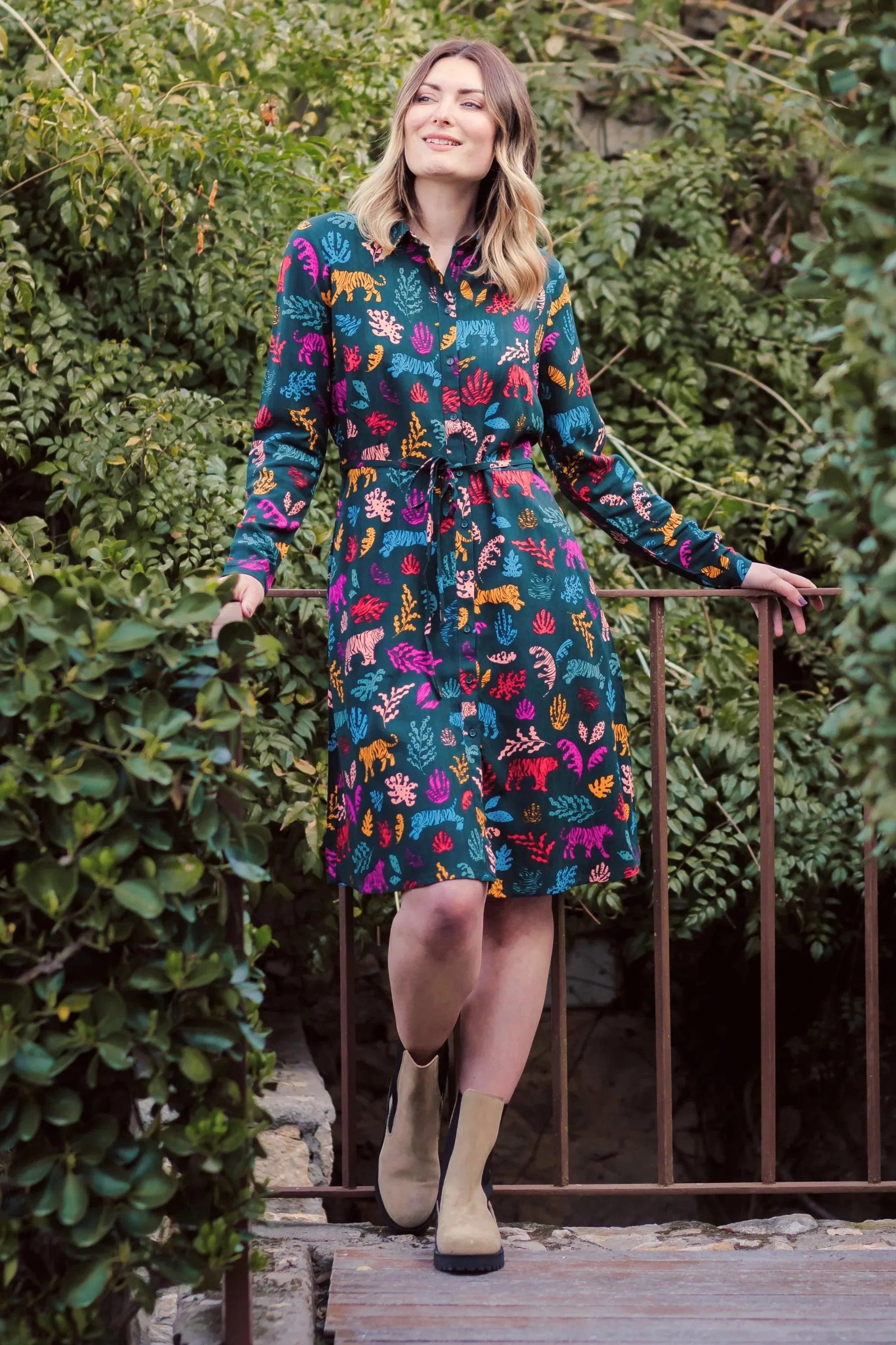 Vestido Sugarhill Camisero Zadie Dark Green Tiger Cutouts - ECRU