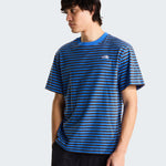 Camiseta The North Face Vista Stripe Active Blue en modelo
