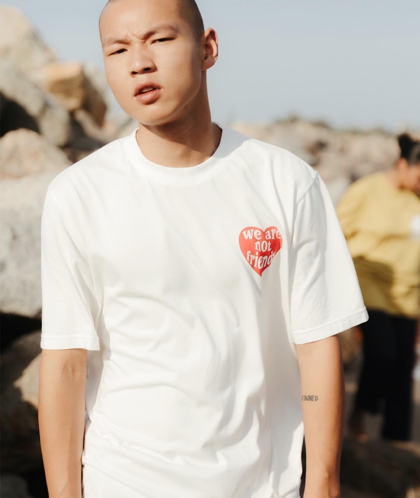 Camiseta WE ARE NOT FRIENDS Love For You Blanca, modelo frontal exterior
