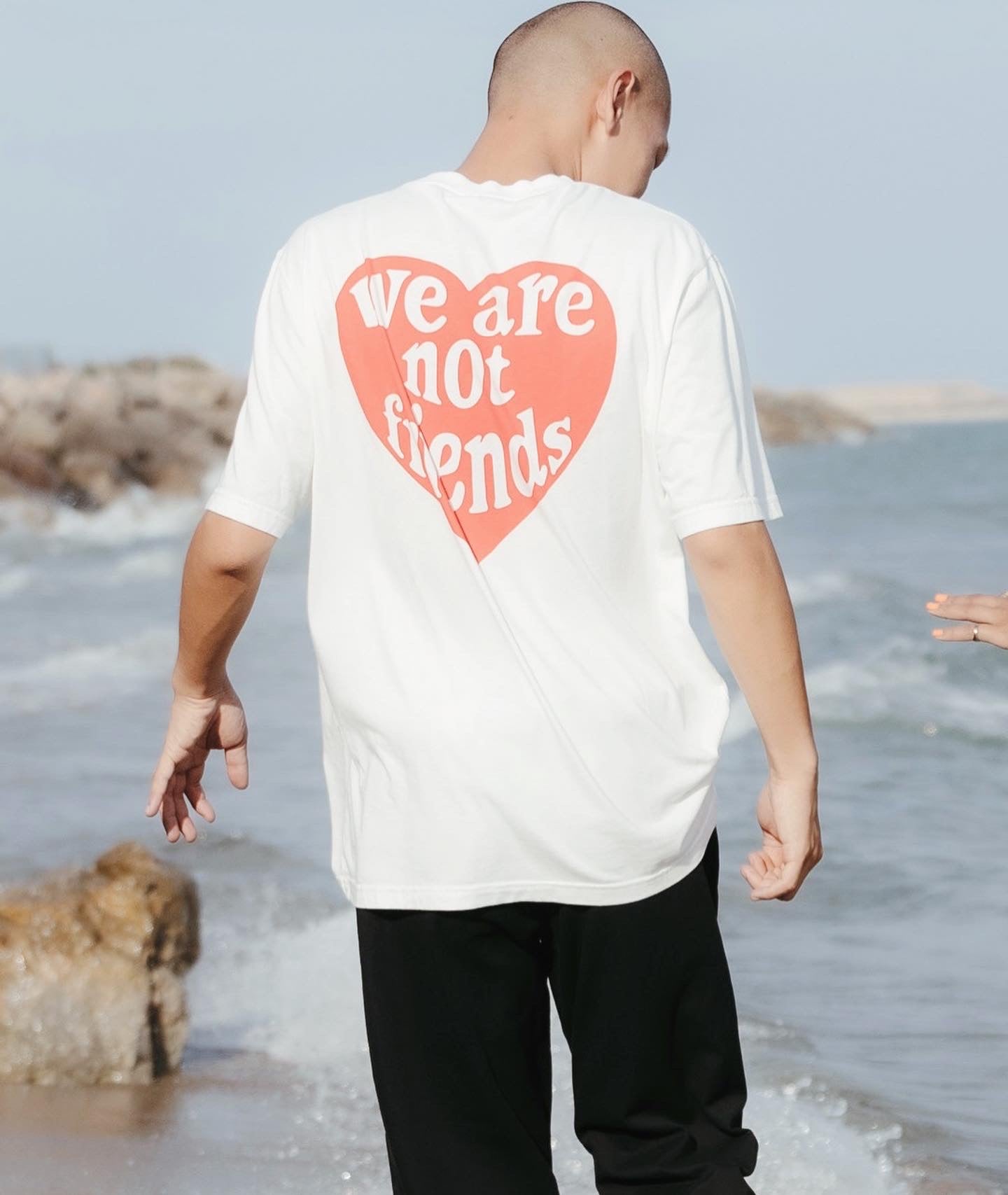 Camiseta WE ARE NOT FRIENDS Love For You Blanca, modelo espalda exterior