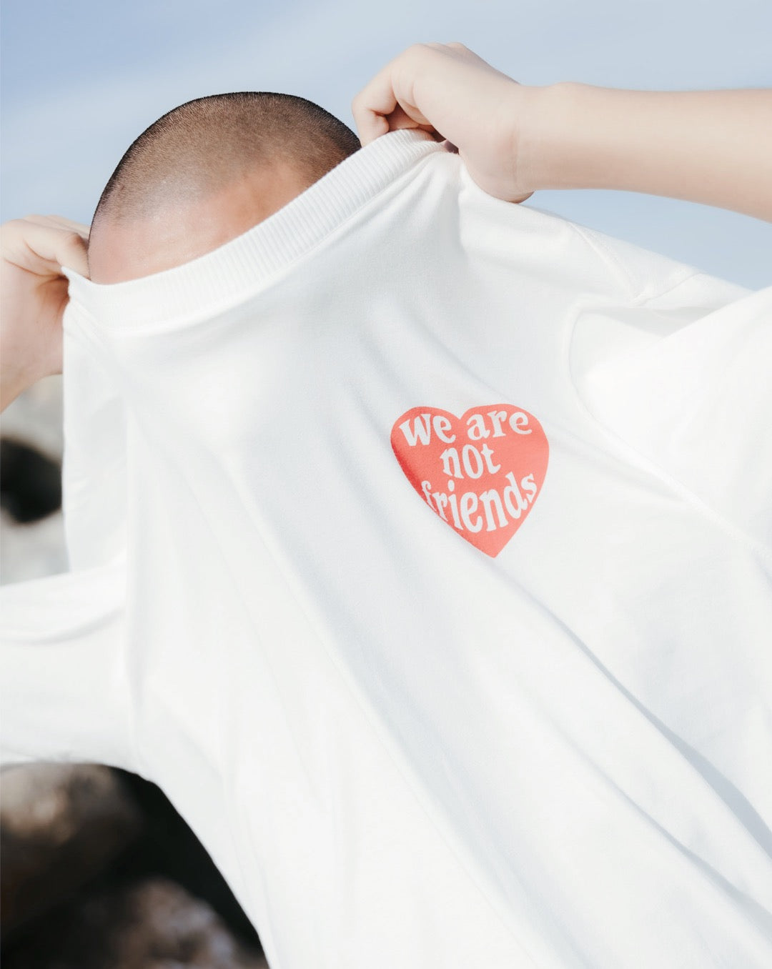 Camiseta WE ARE NOT FRIENDS Love For You Blanca, detalle corazon pecho