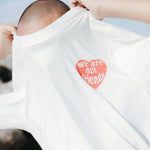 Camiseta WE ARE NOT FRIENDS Love For You Blanca, detalle corazon pecho