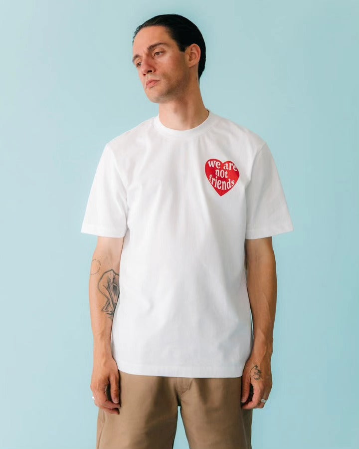 Camiseta WE ARE NOT FRIENDS Love For You Blanca, modelo frontal estudio