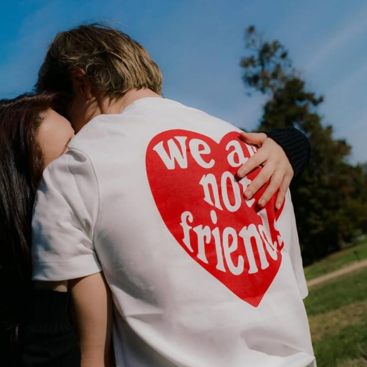 Camiseta WE ARE NOT FRIENDS Love For You Blanca, detalle grafico espalda