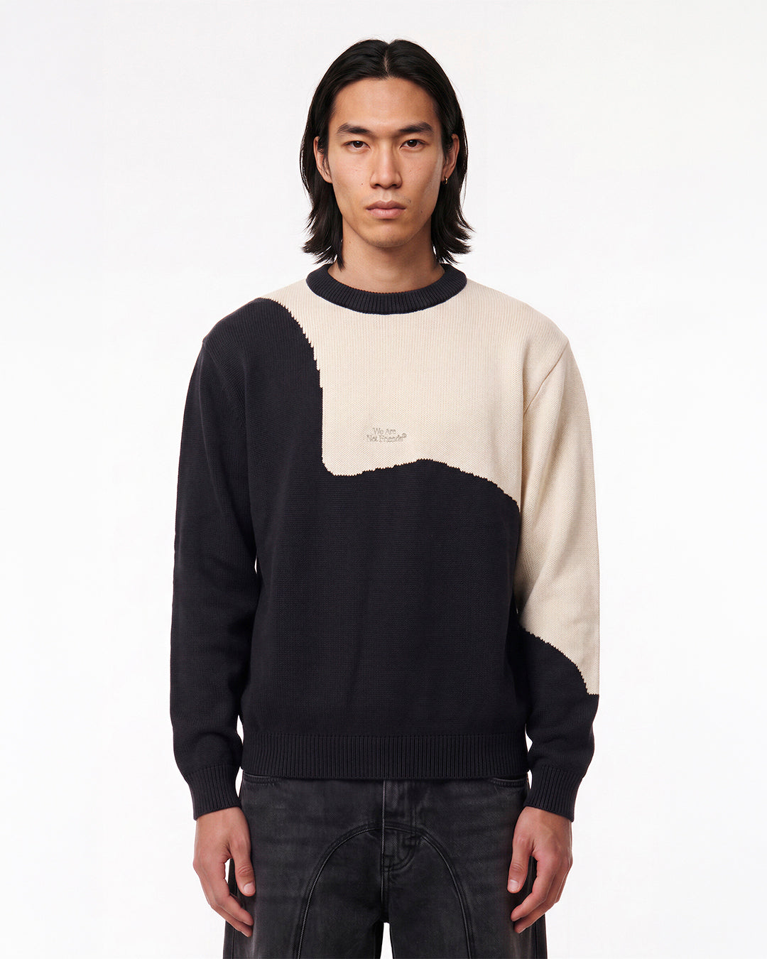Jersey WE ARE NOT FRIENDS Bicolor Flower Crema y Negro, modelo frontal
