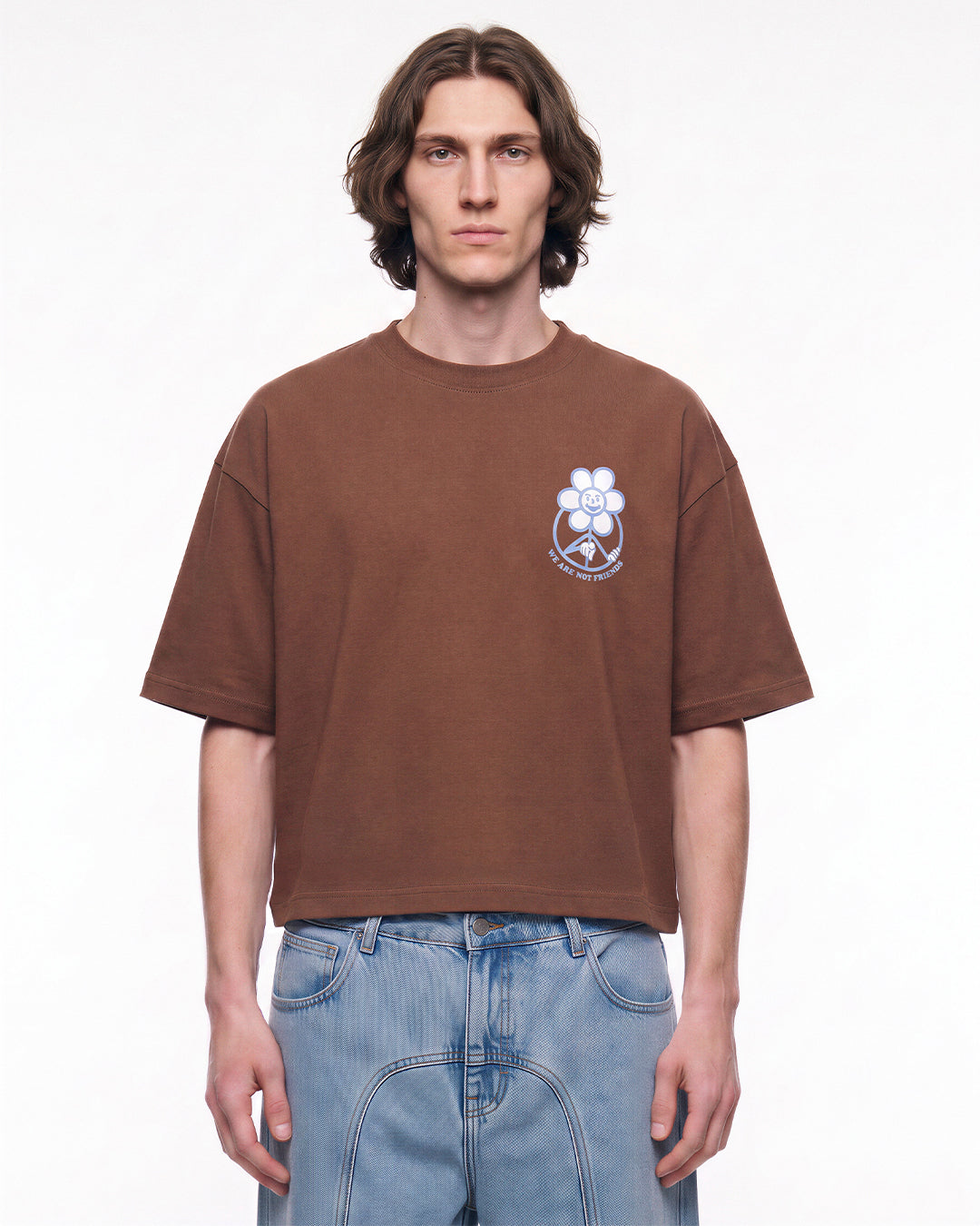 Camiseta WE ARE NOT FRIENDS Boxy Daisy Marrón, modelo frontal