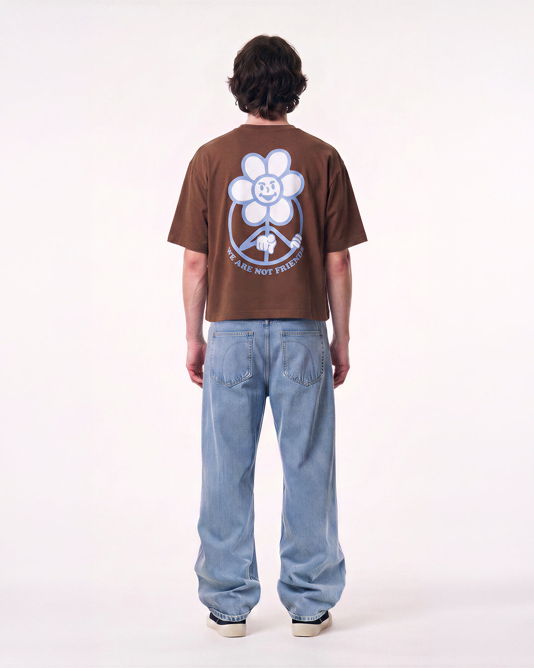 Camiseta WE ARE NOT FRIENDS Boxy Daisy Marrón, modelo espalda