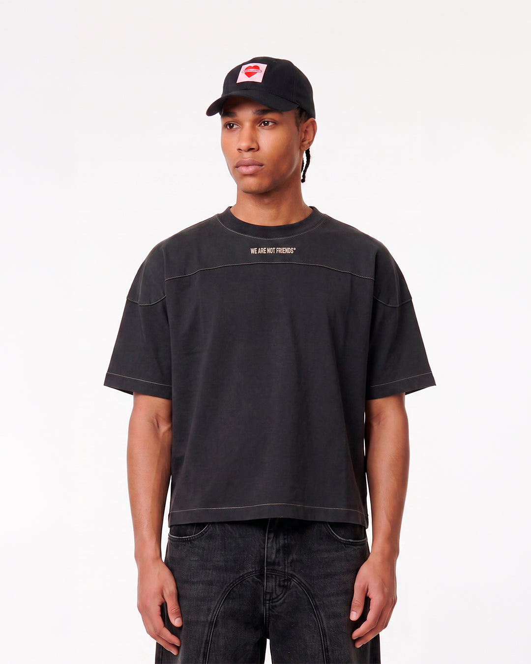 Camiseta WE ARE NOT FRIENDS Campus Boxy Negra, modelo frontal