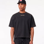 Camiseta WE ARE NOT FRIENDS Campus Boxy Negra, modelo frontal