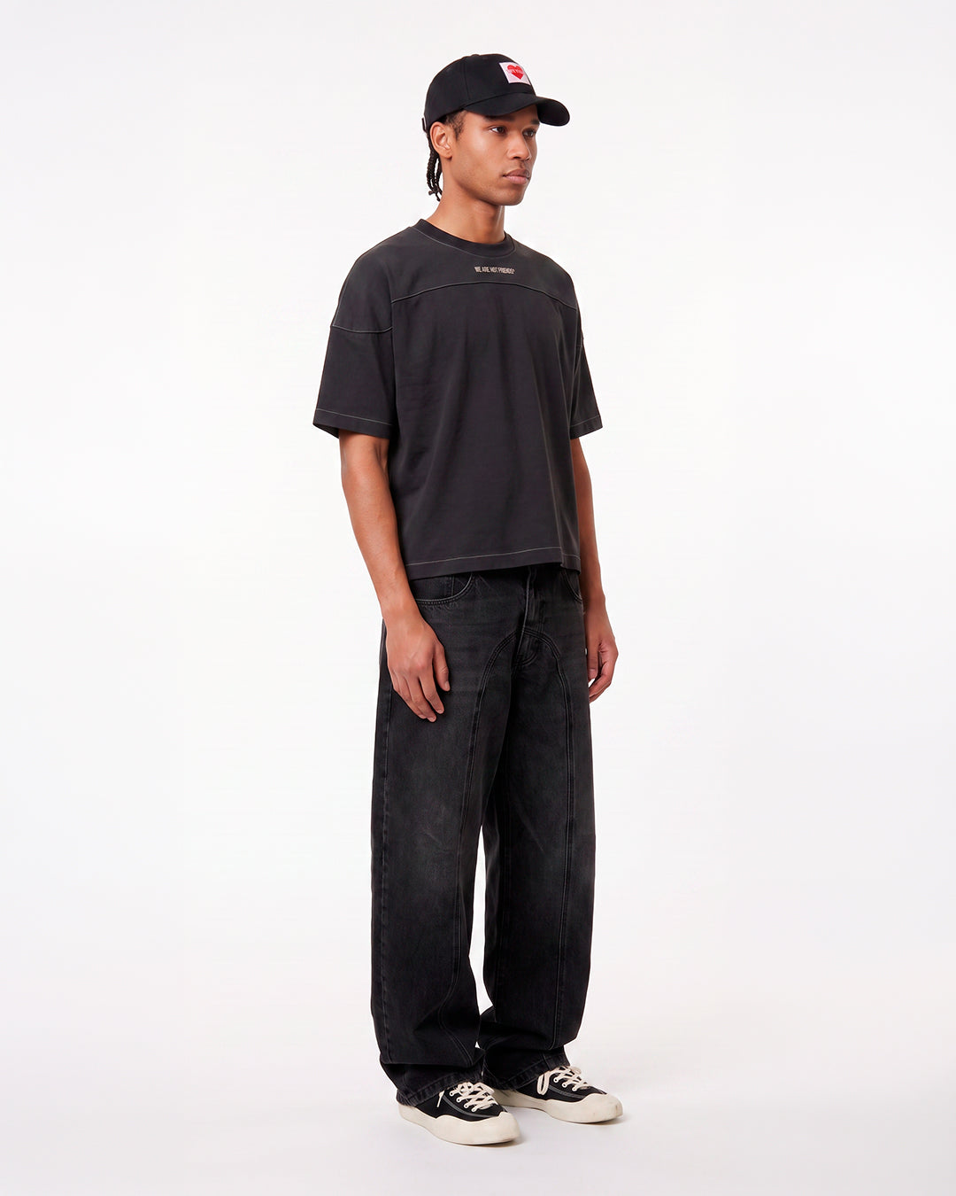 Camiseta WE ARE NOT FRIENDS Campus Boxy Negra, modelo lateral
