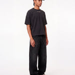 Camiseta WE ARE NOT FRIENDS Campus Boxy Negra, modelo lateral