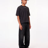 Camiseta WE ARE NOT FRIENDS Campus Boxy Negra, modelo lateral