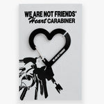 Llavero WE ARE NOT FRIENDS Heart Carabiner Negro, presentación del accesorio