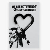 Llavero WE ARE NOT FRIENDS Heart Carabiner Negro, presentación del accesorio