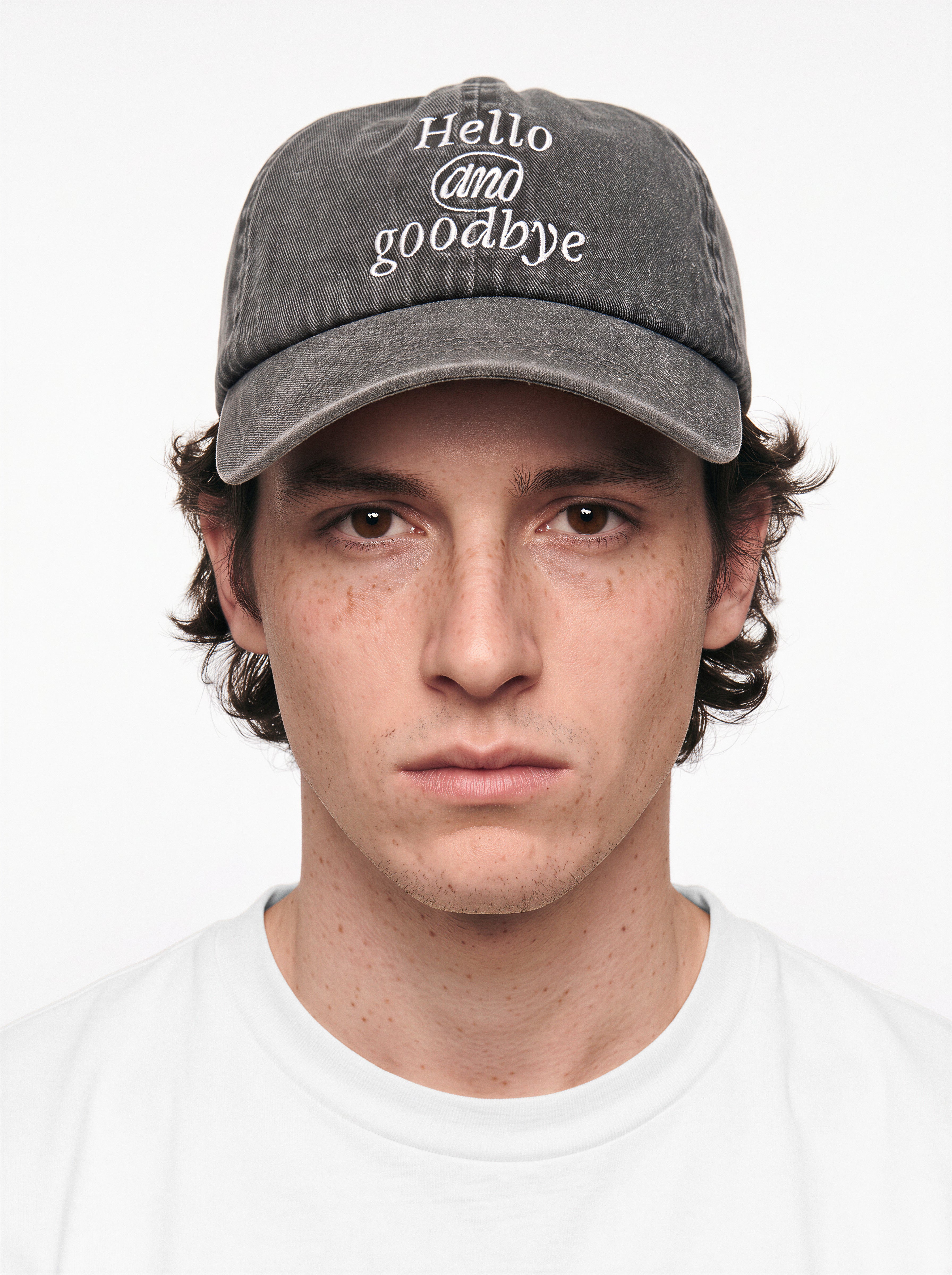Gorra WE ARE NOT FRIENDS Hello & Goodbye Negra, modelo frontal