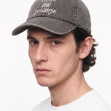 Gorra WE ARE NOT FRIENDS Hello & Goodbye Negra, modelo tres cuartos