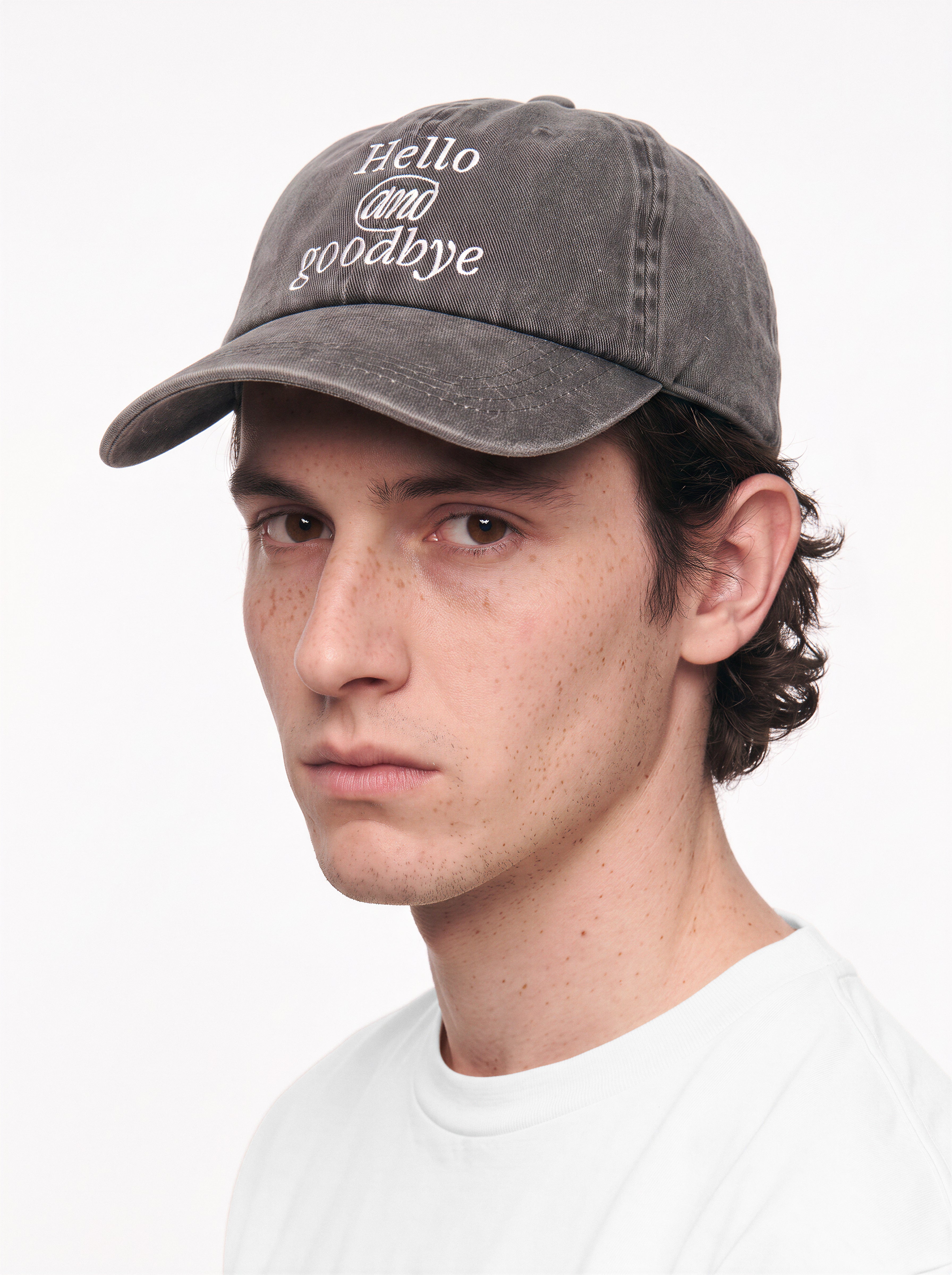 Gorra WE ARE NOT FRIENDS Hello & Goodbye Negra, modelo tres cuartos