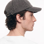 Gorra WE ARE NOT FRIENDS Hello & Goodbye Negra, modelo lateral