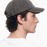 Gorra WE ARE NOT FRIENDS Hello & Goodbye Negra, modelo lateral