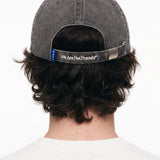 Gorra WE ARE NOT FRIENDS Hello & Goodbye Negra, modelo trasera