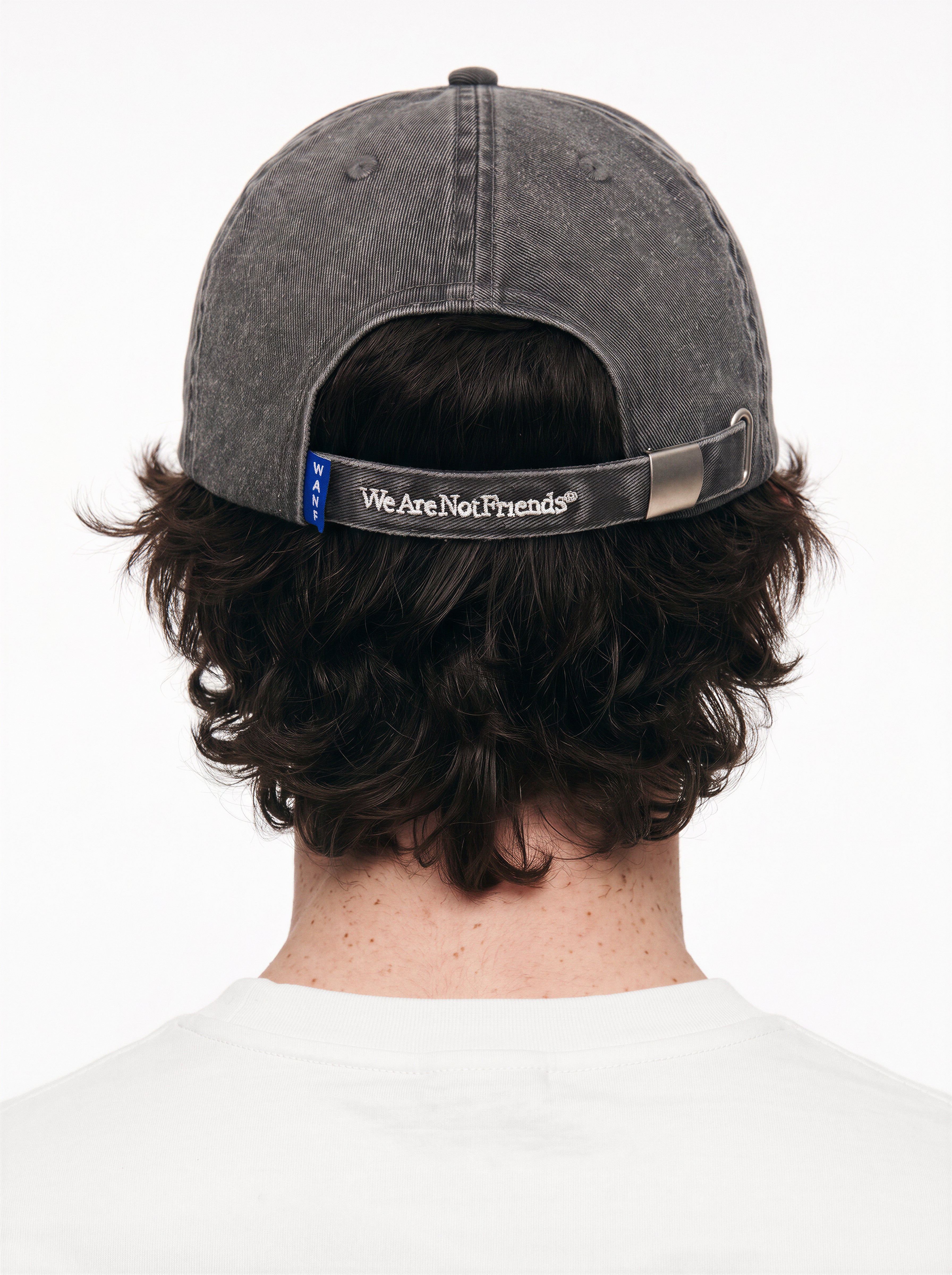 Gorra WE ARE NOT FRIENDS Hello & Goodbye Negra, modelo trasera