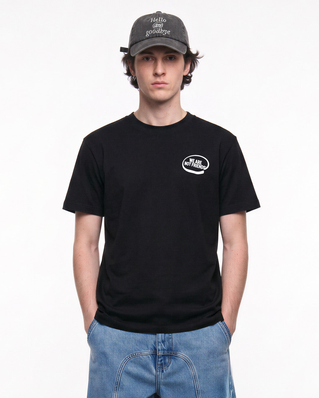 Camiseta WE ARE NOT FRIENDS Hello & Goodbye Negra, modelo frontal