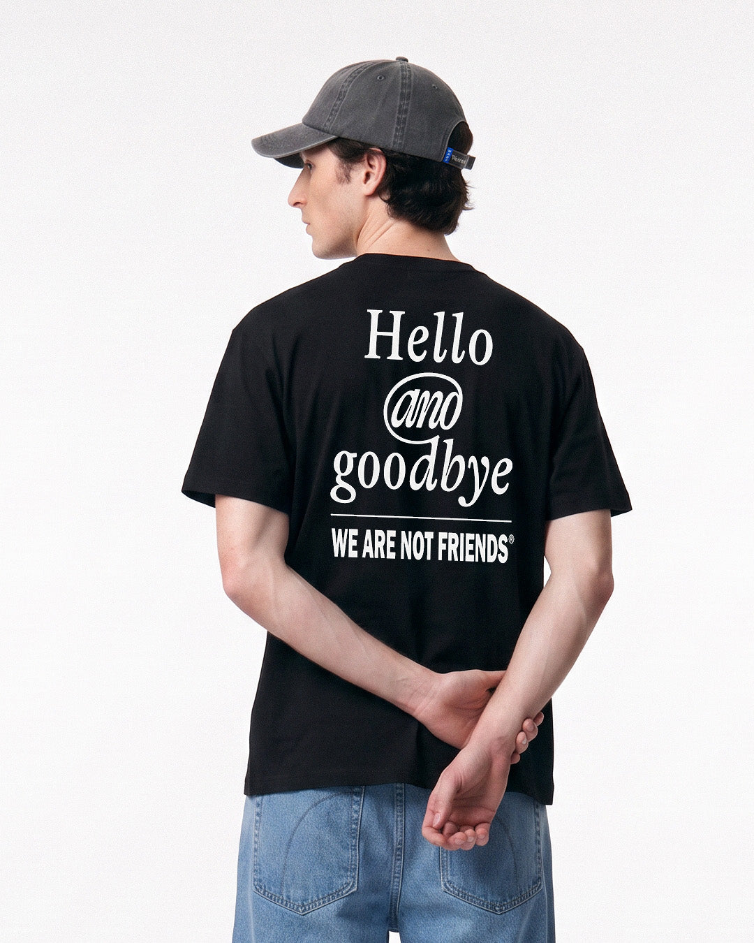 Camiseta WE ARE NOT FRIENDS Hello & Goodbye Negra, modelo espalda