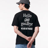 Camiseta WE ARE NOT FRIENDS Hello & Goodbye Negra, modelo espalda