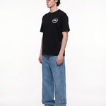 Camiseta WE ARE NOT FRIENDS Hello & Goodbye Negra, modelo cuerpo entero