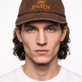 Gorra WE ARE NOT FRIENDS Hello & Goodbye Marrón, modelo frontal