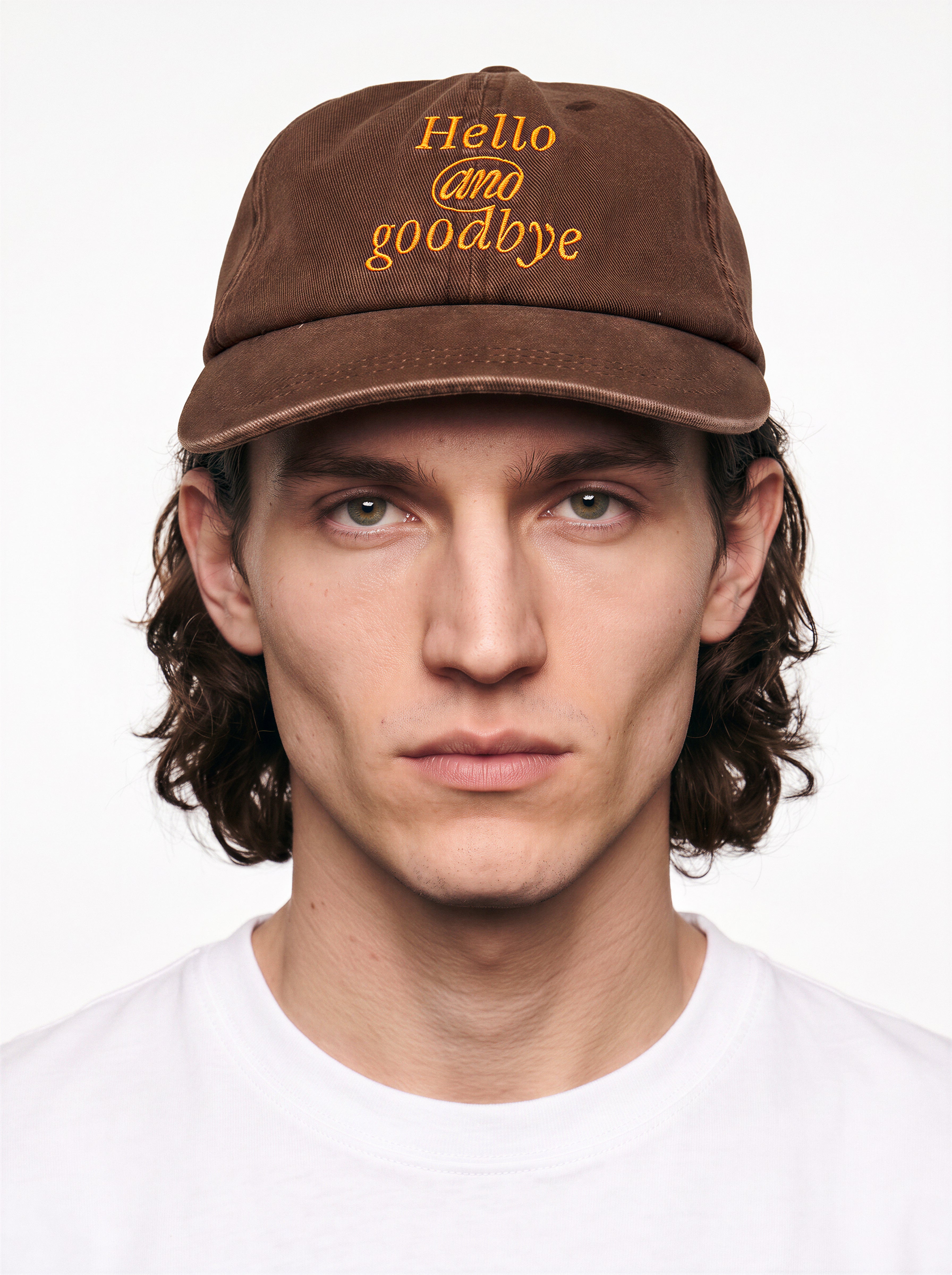 Gorra WE ARE NOT FRIENDS Hello & Goodbye Marrón, modelo frontal