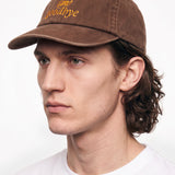 Gorra WE ARE NOT FRIENDS Hello & Goodbye Marrón, modelo tres cuartos
