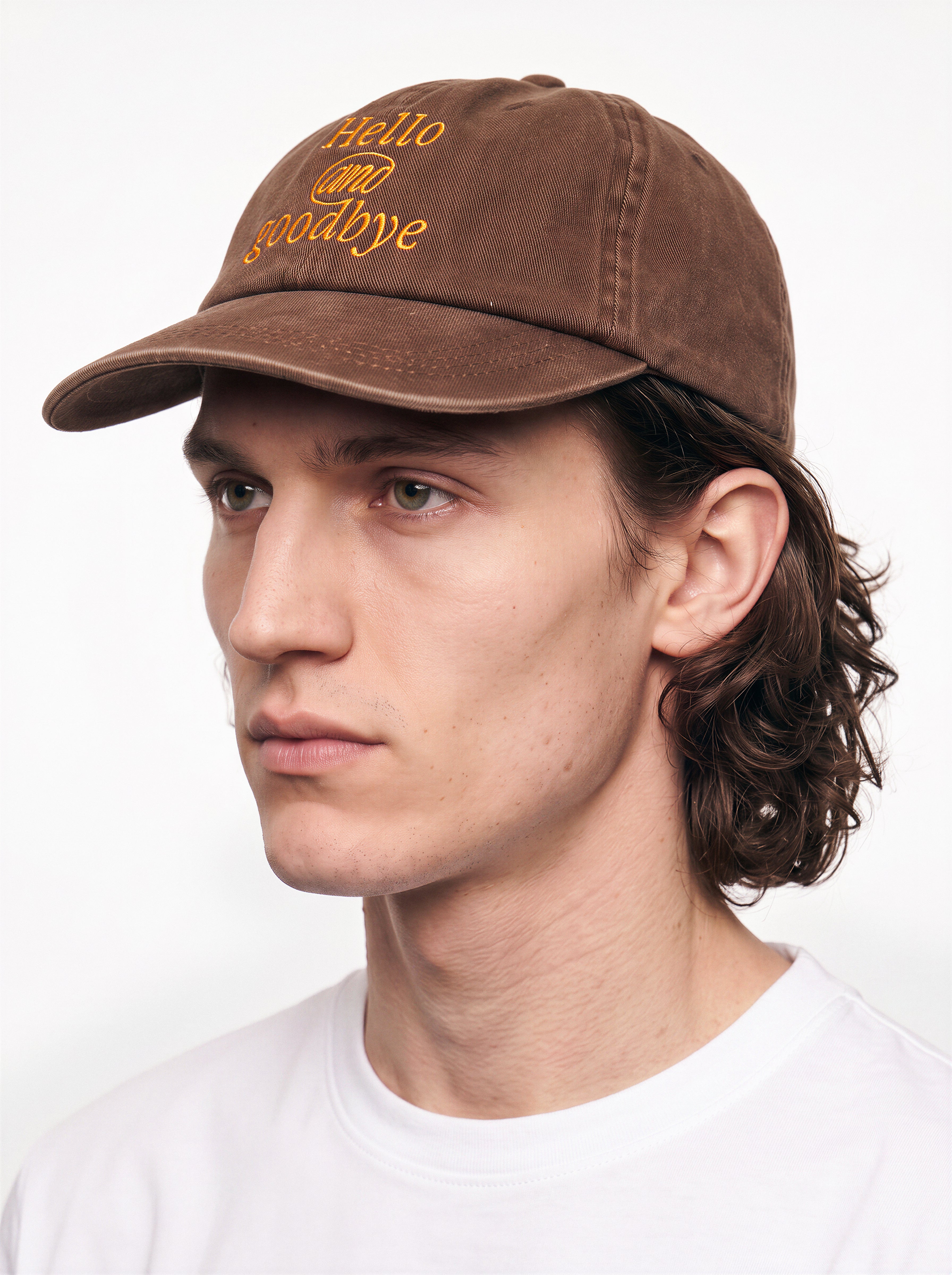 Gorra WE ARE NOT FRIENDS Hello & Goodbye Marrón, modelo tres cuartos
