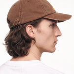 Gorra WE ARE NOT FRIENDS Hello & Goodbye Marrón, modelo lateral
